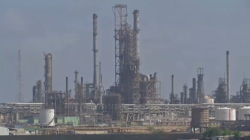 川普踏硬 愛委國移交至少3千萬桶油予美國