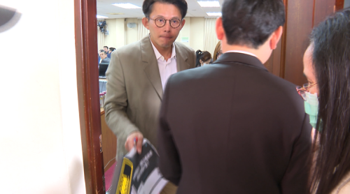 黃國昌挈資料出立法院 受質疑翻翕國防機密