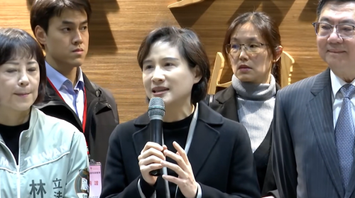 鄭麗君tshuā團撨關稅任務圓滿 卓揆親身接機