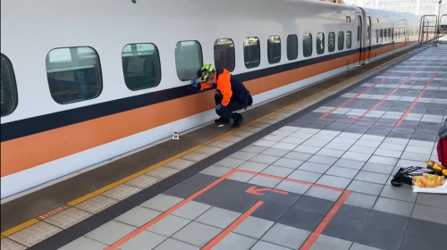 高鐵臺南站有人雄雄落落軌道 予車挵著過往