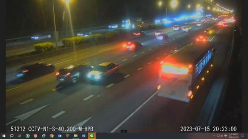 疑似路草無熟 71歲阿公搢向上國道.連挵3台車