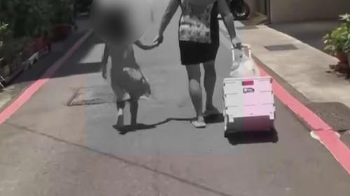 媽媽毋予囡仔穿鞋拖咧行 予點仔膠燙甲膨疱