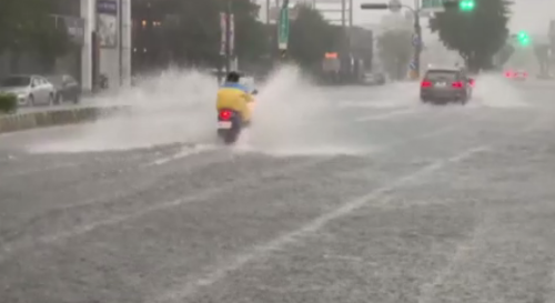 臺南昨昏下晡落大水雨 永大夜市附近淹跤目