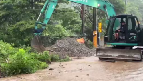屏東來義5點鐘雨落超過200毫米 路崩袂通