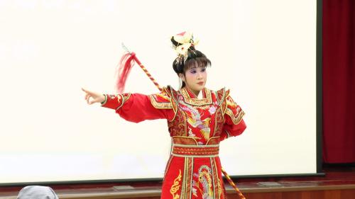戲曲學院辦歌仔戲營 紹介歷史教囡仔跤步手路