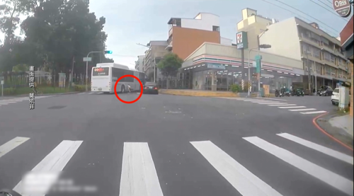 高雄囡仔騎鐵馬紅燈正斡挵公車 佳哉無傷亡