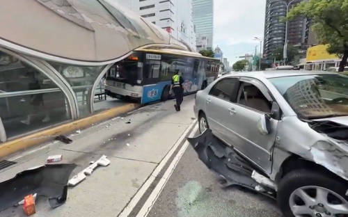 臺中巨業客運予車挵著 衝入BRT站致5人受傷