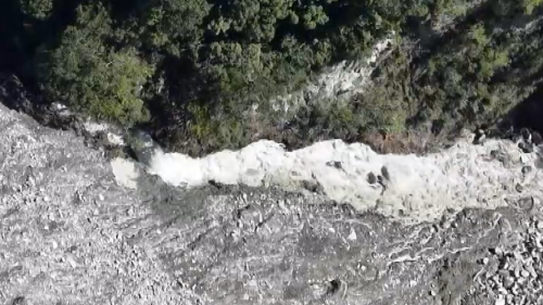 萬里溪崩山湖穩定溢流 影響範圍猶佇河道內
