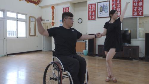 身障者跳脫限制、追求夢想  挑戰坐輪椅跳國標舞｜青春咱的夢