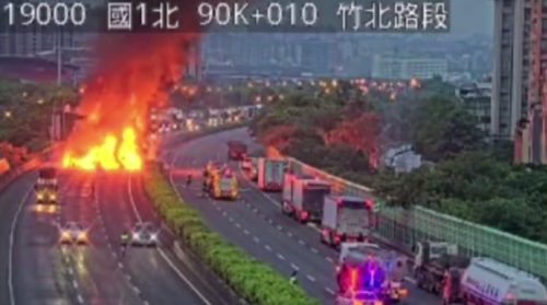 聯結車反車、著火 國1竹北路段上北大窒車