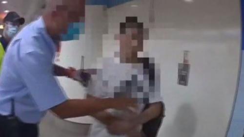北捷有人攑鋸鑢磨鐵仔 警方趕到府中站掠人