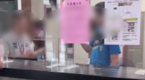 不滿舍監開房間門 某科大學生共人舂甲骨折