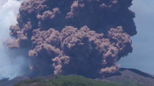 意大利埃特納火山噴發 火山烌衝幾若公里懸