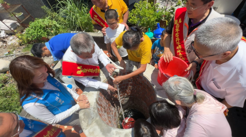 屏東新園龍神古井 民眾五日節來貯午時水