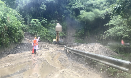 投89線連日摒雨致水崩山 縣府派重機具搶通