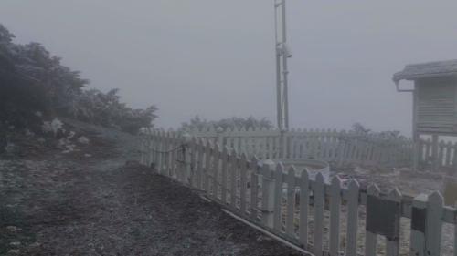 強烈大陸冷氣團降溫 玉山主峰落雪、積2公分