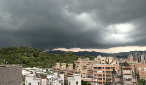 北部摔大雨、桃機機逝慢分 內湖有樹仔倒去