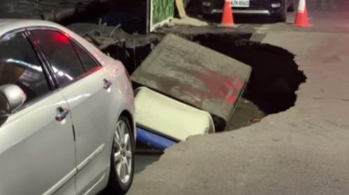 臺南工地疑似挖過頭 路面塌窩、貨車跋落塗空