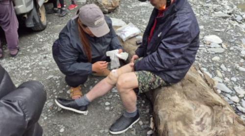 哈尤溪石頭崩落搩著登山客 8人送醫無危險