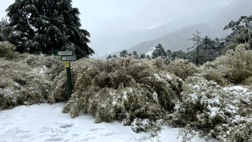 奇萊東稜登山團1死16人受困 落雪愈僫救援