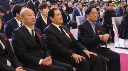 柯文哲老爸透早告別式 受法警戒護赴家祭