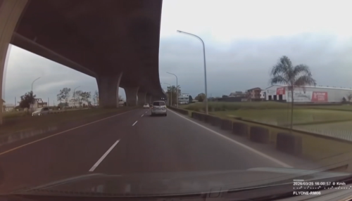 國5有紅毛塗角崩落下跤車道 險搩著1汽車