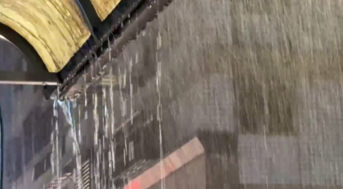 大雨規桶倒 宜蘭市區道路淹水、車頭大廳漏水