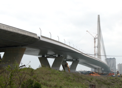 東北季風搧淡江大橋 噪音害居民睏袂落眠