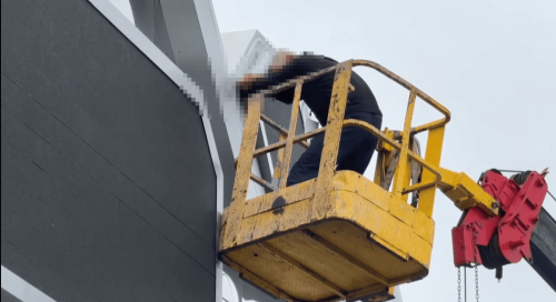 嘉義燈會拄起鼓 工人手骨若像予迎賓門挾斷