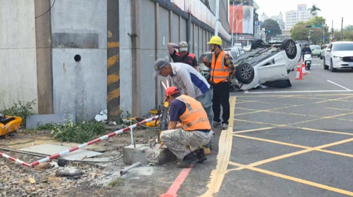 嘉義市轎車挵鐵路號誌反車 平交道人工指揮