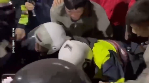 鹽水蜂炮唌60萬人、36人著傷 現場煏相挨衝突