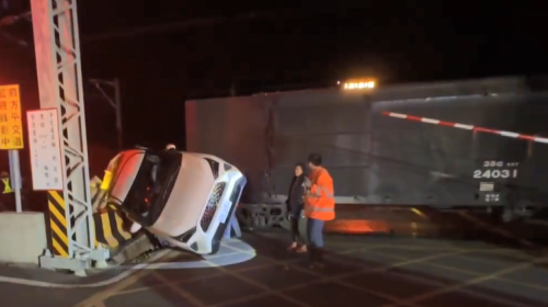 臺鐵副站長駛車衝過鐵枝路 予貨物列車挵著