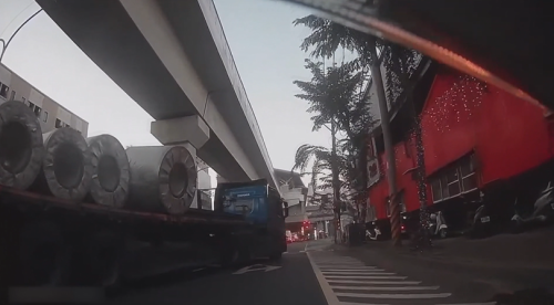 拖車載白鐵仔捲縛無絚 摔落來險仔硩著人