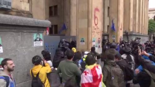喬治亞通過「境外影響力法」 示威者、警察起衝突
