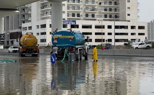 阿聯隔半個月又閣摔大雨 航幫停飛、學校停課