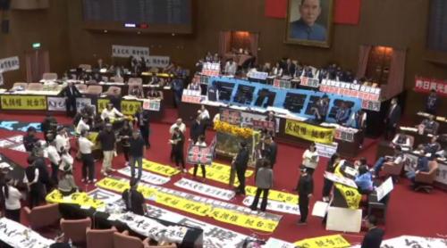 國會改革法案 上萬人去立院抗議、喝退回法案