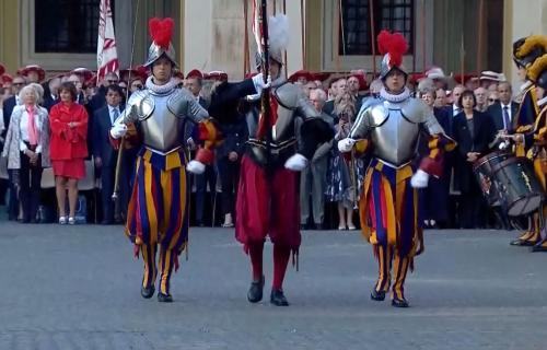瑞士衛隊守護教宗 34新兵穿傳統制服宣誓
