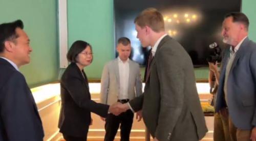 蔡英文去到丹麥 受伨臺小組接待參訪國會