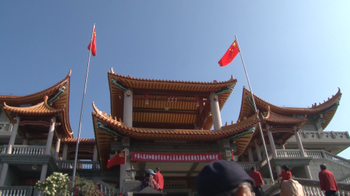 建商侵占碧雲禪寺掛中國旗 師父、信眾買轉來