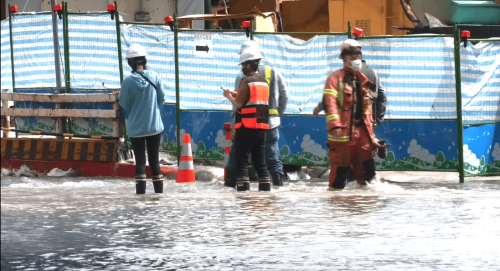工程挖破水管 新北產業園區水淹半个車輪懸