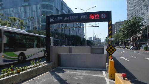 停車場出入口設佇車道頂 大巨蛋交通動線惹議