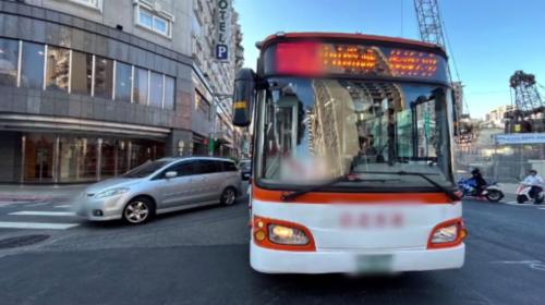 公車司機食酒駛車挨著轎車 當場逮捕送辦
