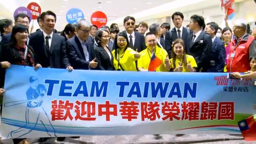 棒球英雄回臺 桃機免稅店員搝布條宣傳惹議
