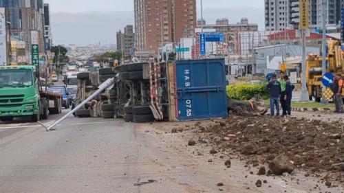 臺中向上路1貨車落崎反車 挵5台車、4人著傷