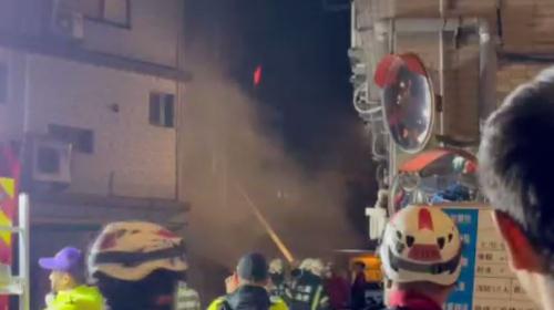 楊梅透天厝著火燒 有住戶跳落一樓花圃著傷