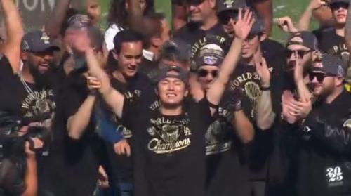 道奇二連霸封王遊行 數萬个球迷上街頭慶祝