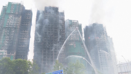 香港大樓大火連燒7棟 已經55死、270人失聯