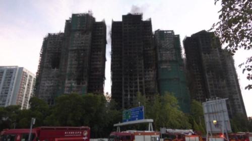 香港宏福苑大火 消防7棟大樓逐戶破門搜揣