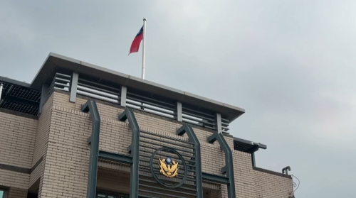 臺南女警向所長投訴 男警褪腹裼走入待勤室