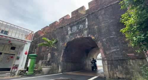 車輛禁行期滿撤路閘 恆春古城西門遇車劫